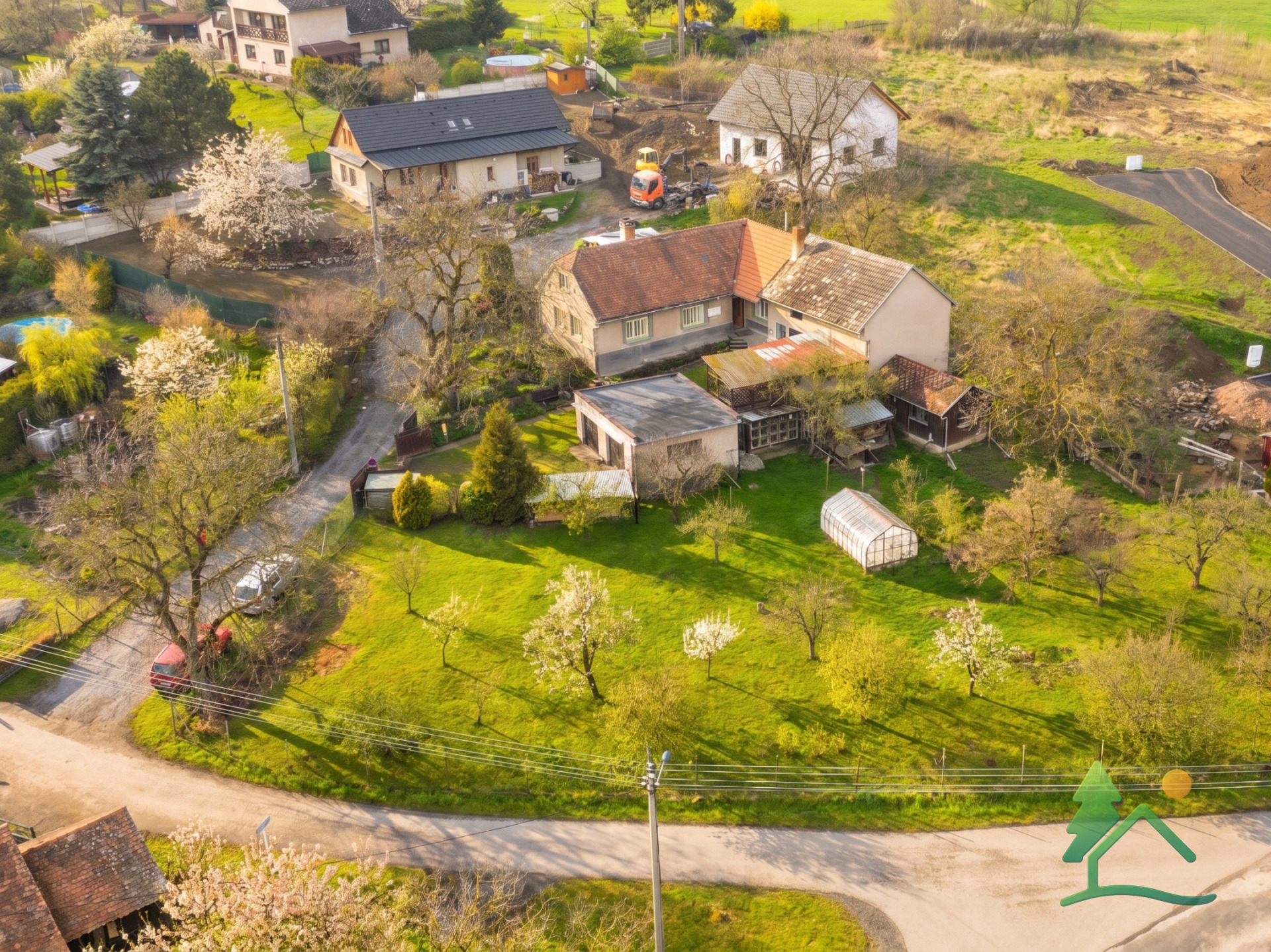 Venkovský rodinný dům s pozemkem — pohled z dronu
